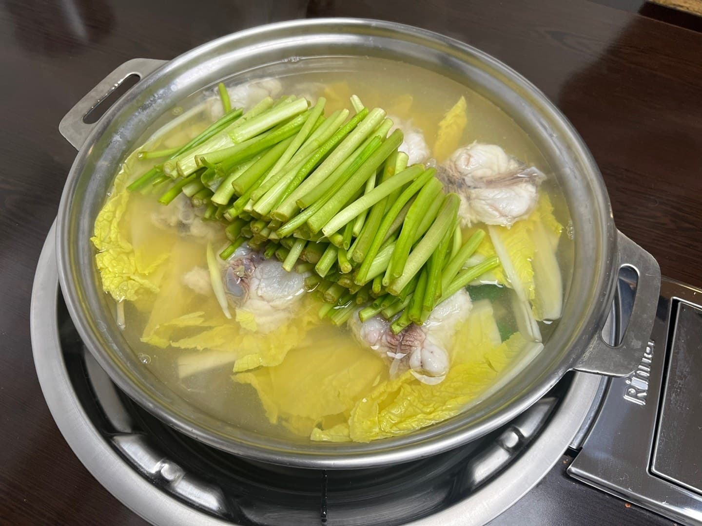 복어와 미나리를 넣어 끓이는 대복의 맑은탕